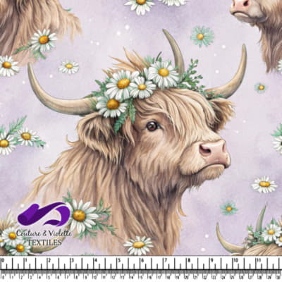 Vache des Highlands avec Couronne de Marguerites