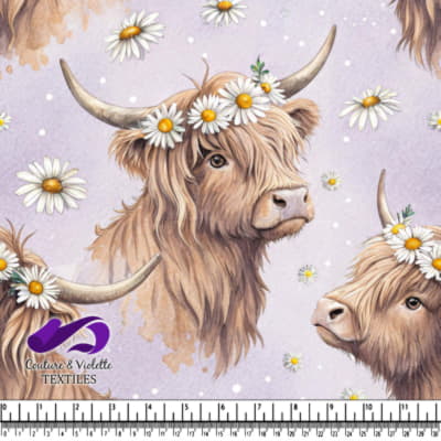 Vache des Highlands avec Couronne de Marguerites
